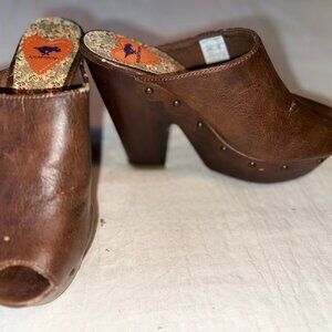 Rocket Dog Brown Leather Platform Clogs  | Size 6